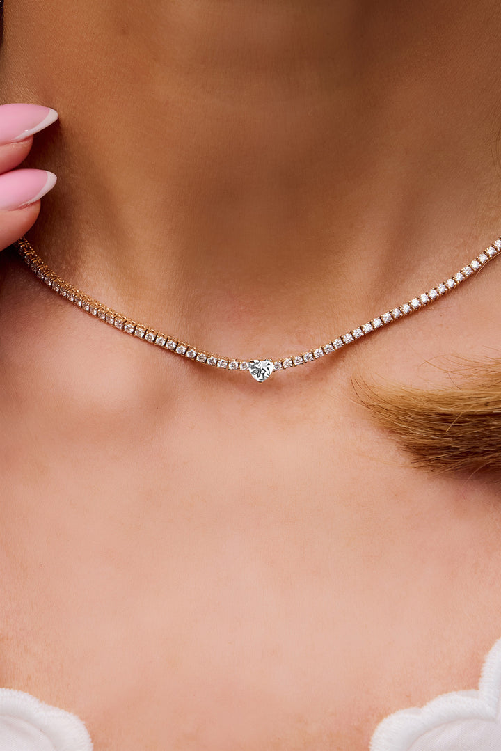 Model wearing the tennis necklace with diamonds in yellow gold
